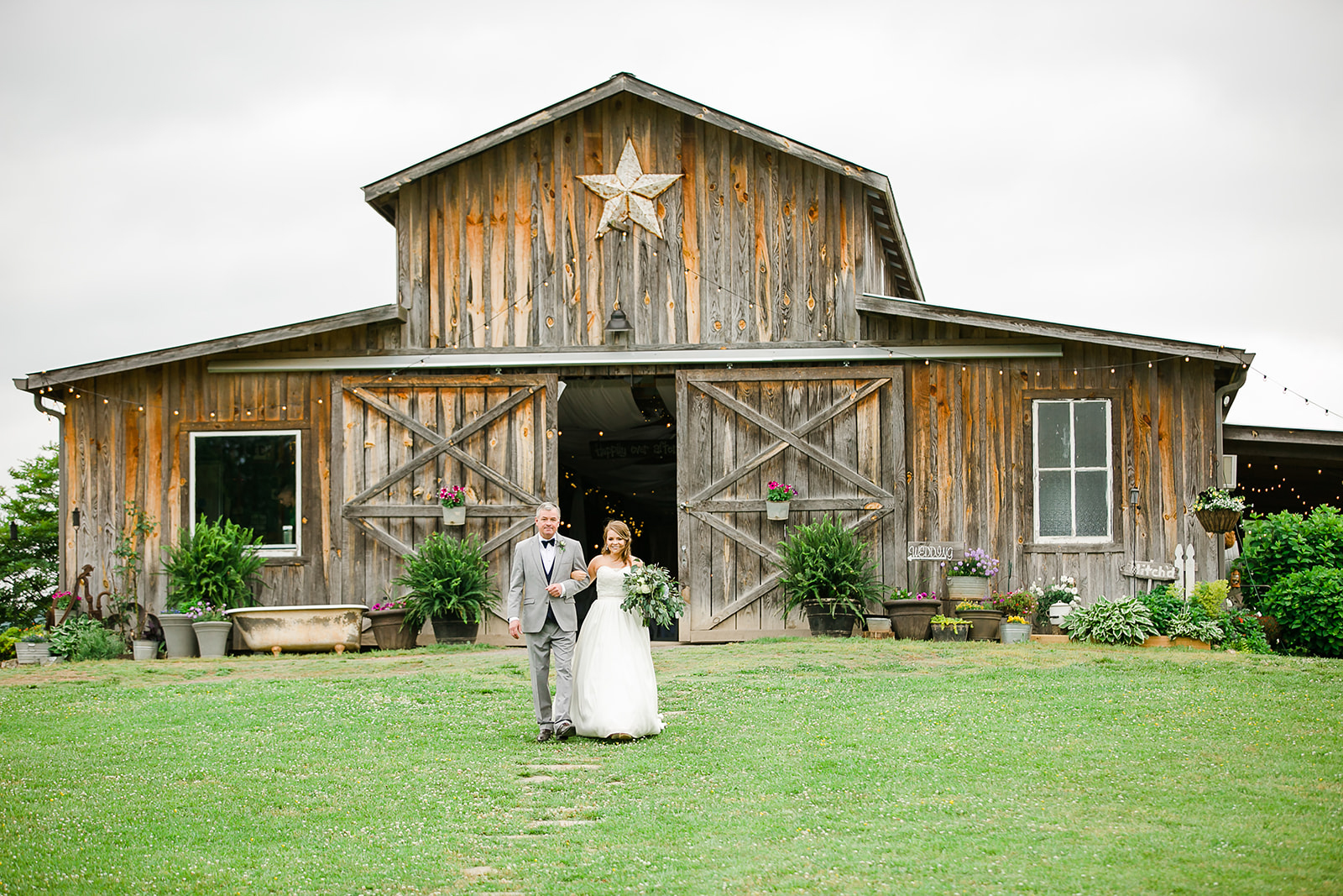 The Barn at Drewia Hill Tennessee Wedding Something Blue Weddings