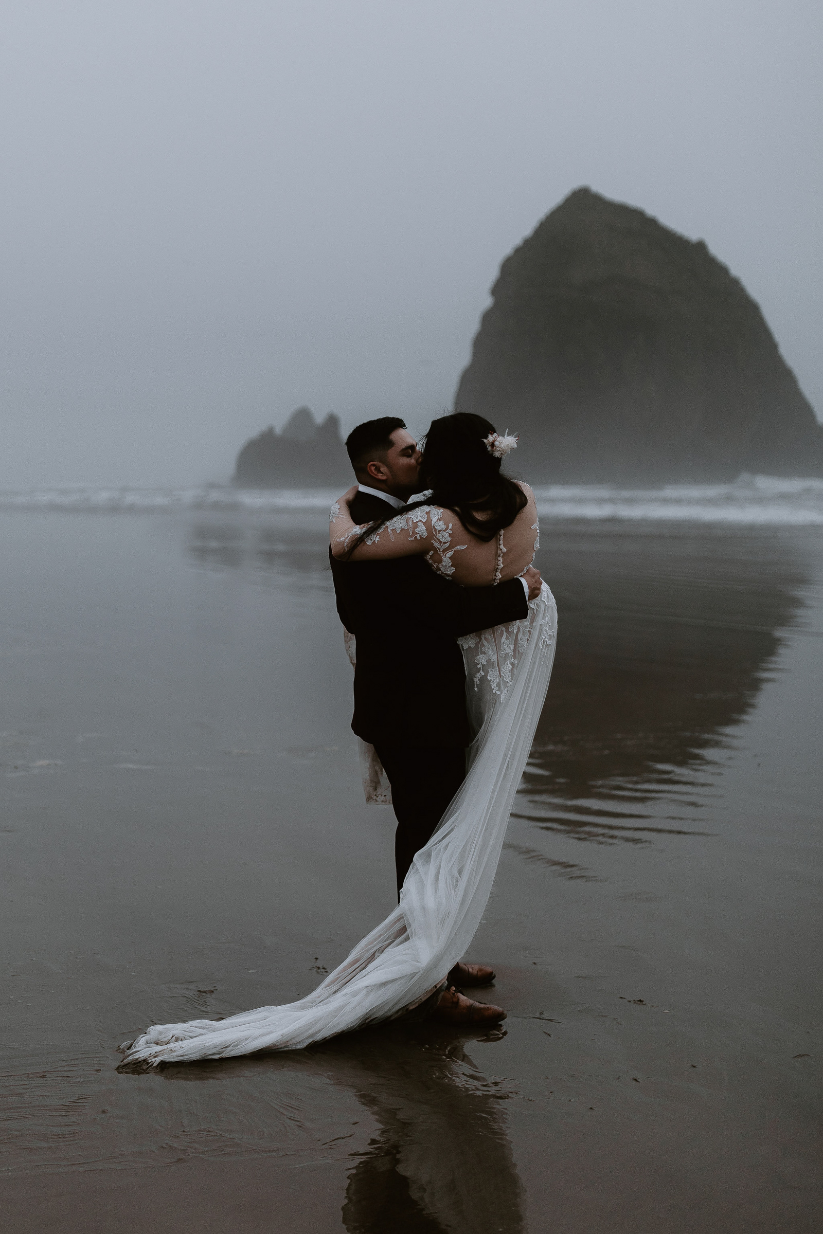 Canon-Beach-Oregon-Elopement-PNW-Elopement-Destination-Wedding 